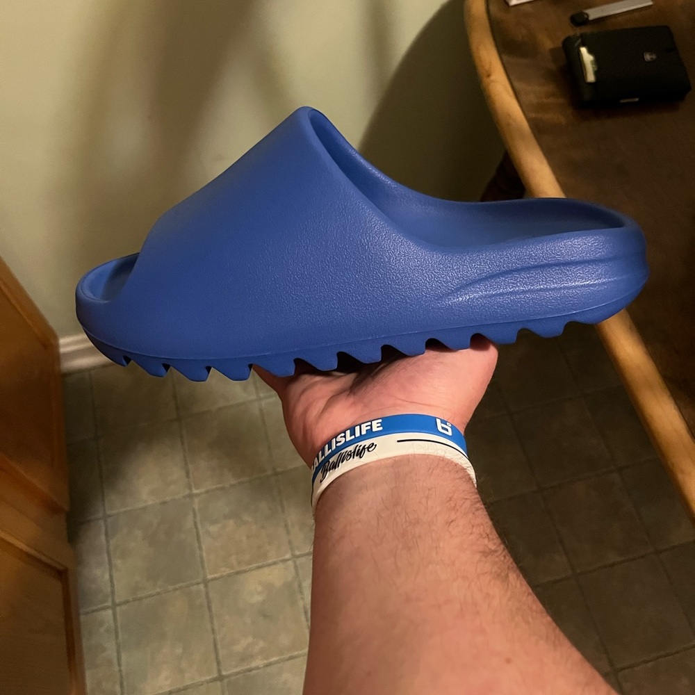 Yeezy Slides Size 11DS Rare Color-way ID4133 is the style code AZURE Blue 🚢💨 - Picture 7 of 10